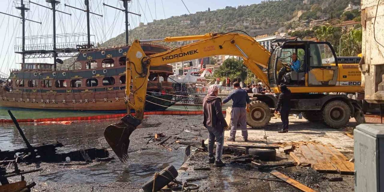 Alanya’da Yanarak Batan Teknenin Parçaları Yüzeye Çıkartıldı