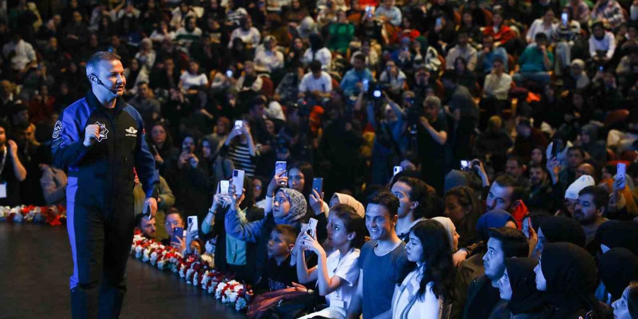 Bakan Kacır İle Türkiye’nin İlk Astronotu Gezeravcı, Atatürk Üniversitesinde Gençlerle Buluştu