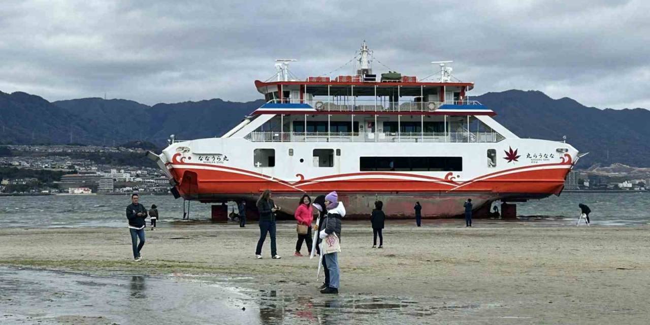 Japonya’daki Bir Feribot Dünyaca Ünlü Tapınağın Yakınında Karaya Oturdu