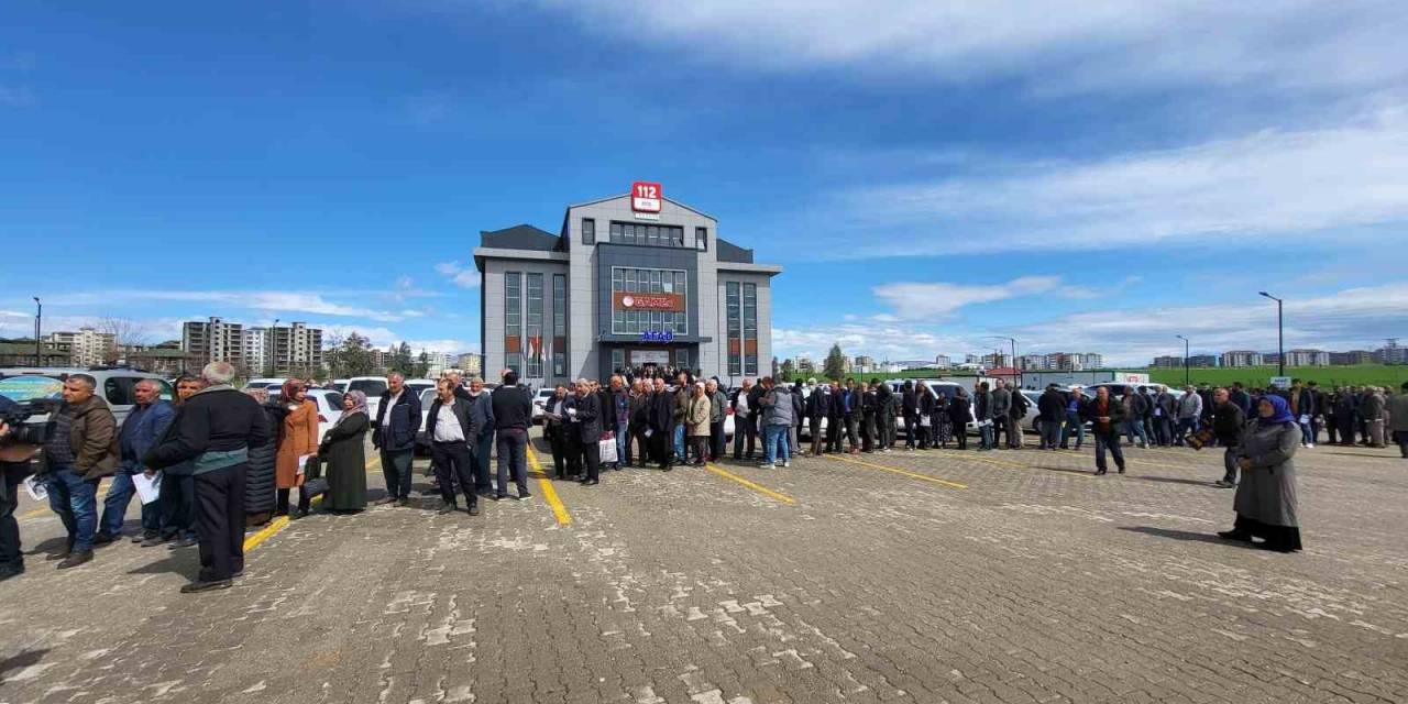 Hak Sahipliği İçin Uzun Kuyruklar Oluştu