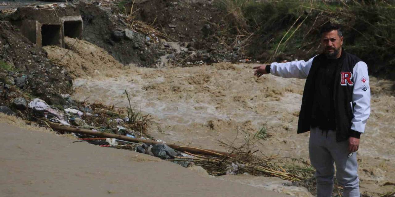 ’elim, Ayağımdı’ Dediği Motosikletini Dereye Kaptıran Depremzede Vatandaş: "Bulanlar İnsanlık Namına Haber Etsin"