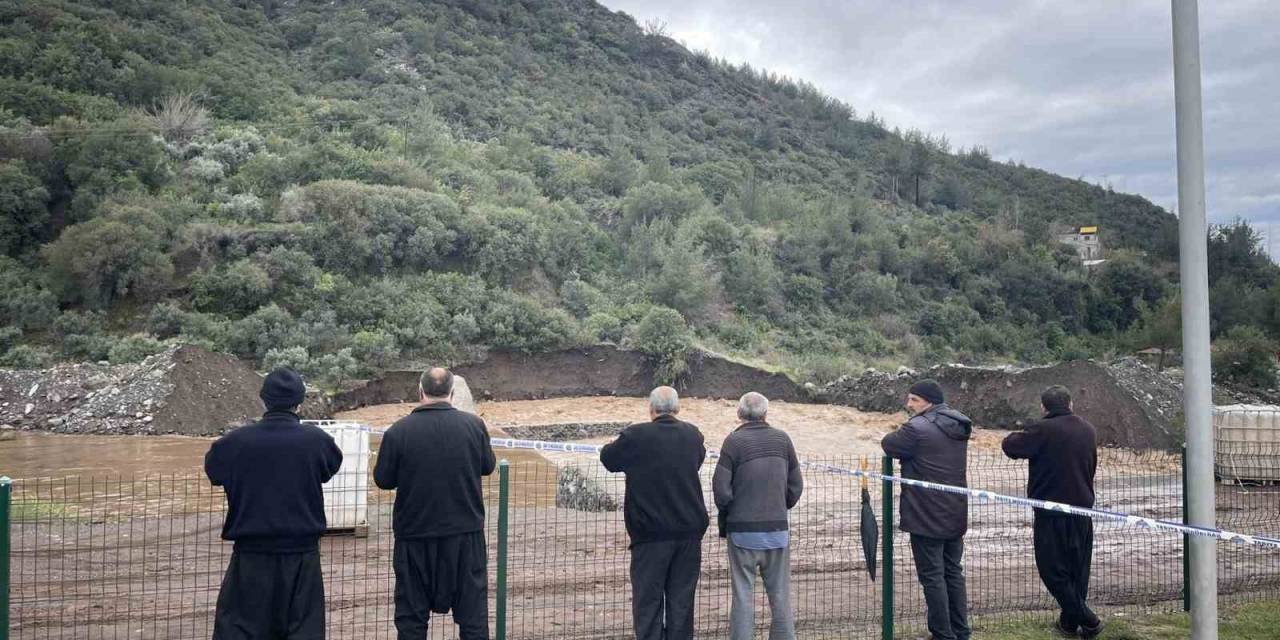 Osmaniye’de Dere Kenarında Bulunan Toprak Yol Çöktü