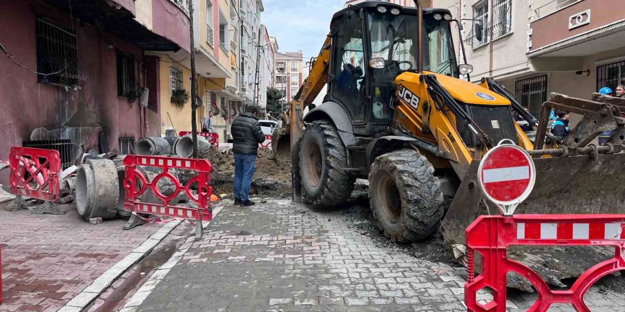 Esenyurt’ta İski Ekiplerinin Çalışma Sırasında Doğalgaz Borusu Patladı: 2 Daire Alev Alev Yandı