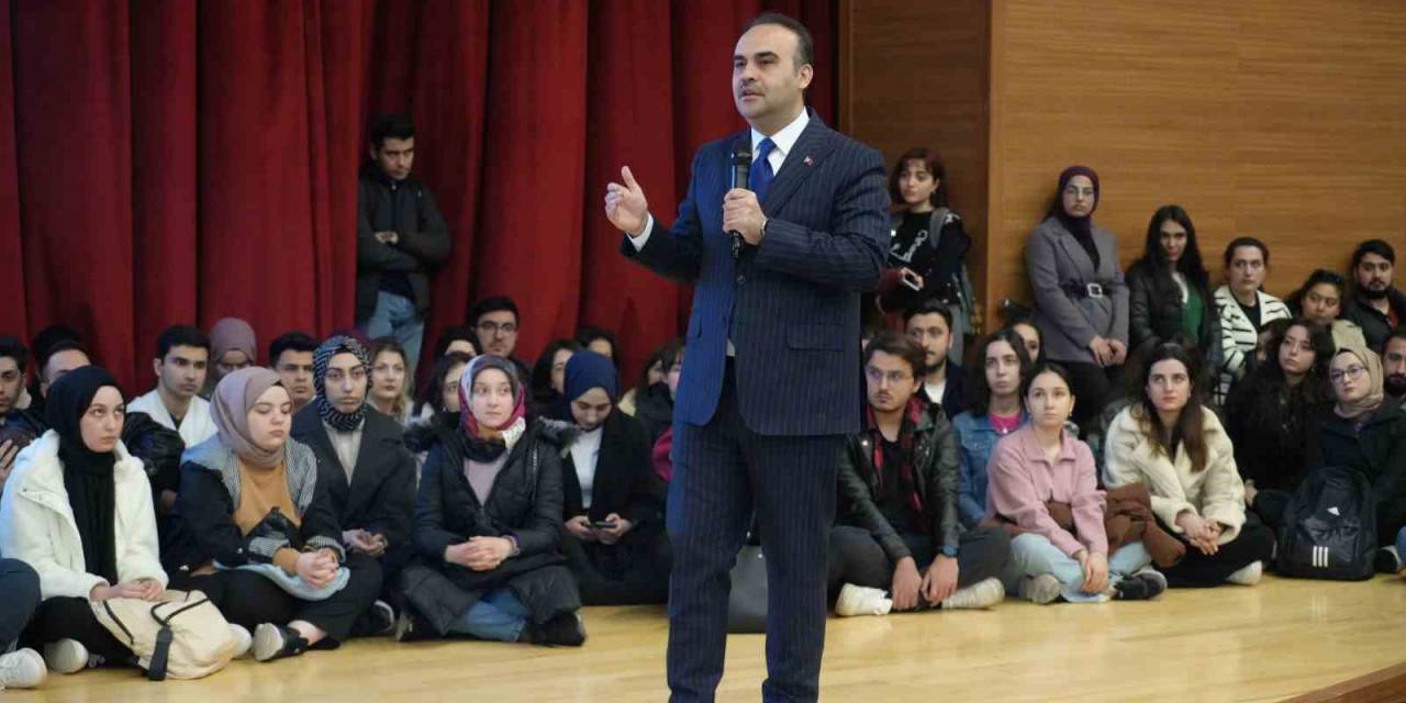 Bakan Kacır: "Türk Milleti Adeta Gökyüzüne İmzasını Attı"