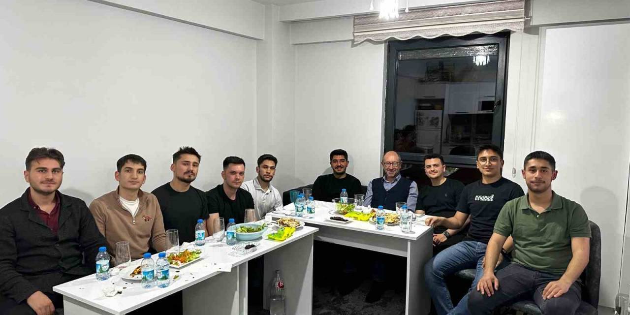 Rektör Erdal Öğrenci Evinde İftara Katıldı