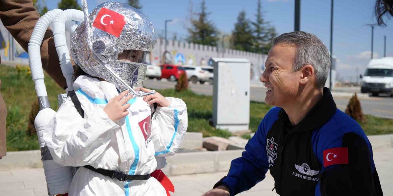 Astronot Kıyafetli 5 Yaşındaki Mira, Alper Gezeravcı’yı Türk Bayrağıyla Karşıladı
