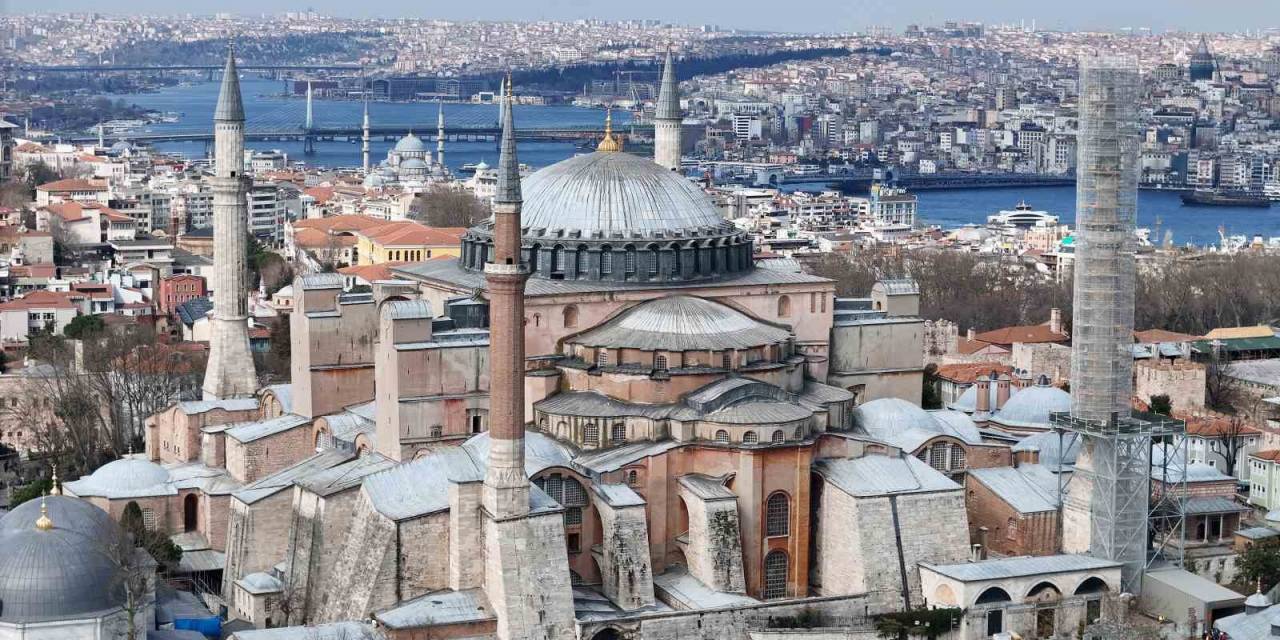 Ayasofya-i Kebir Camii Şerifinin, Restorasyonunda 2. Bayezid Minaresi’nde Söküm İşlemi Havadan Görüntülendi