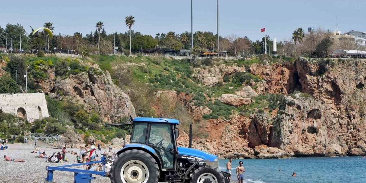 Antalya’da Yaz Erken Başladı, Dünyaca Ünlü Sahil Tarla Gibi Sürüldü