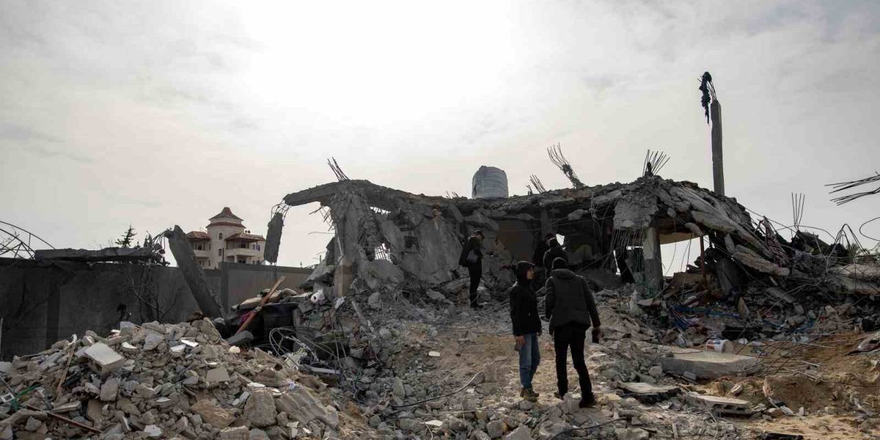 Gazze’ye Havadan Yardım Faciaya Dönüştü: 12 Filistinli Boğuldu, 6 Filistinli Ezildi