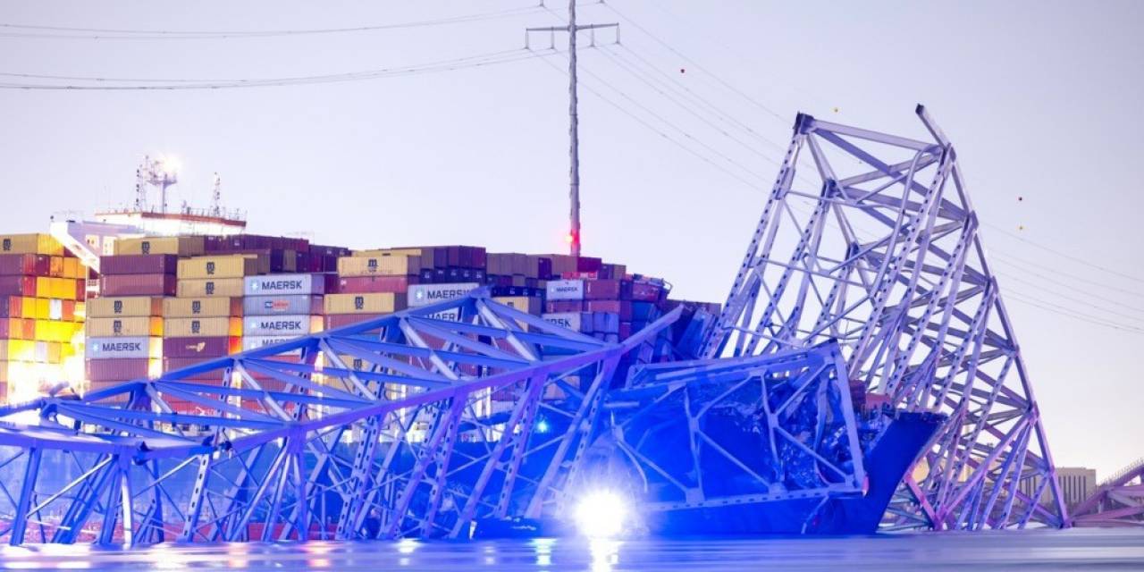 Abd’de Köprü Yıkılınca Nehre Düşen 7 Kişi Aranıyor