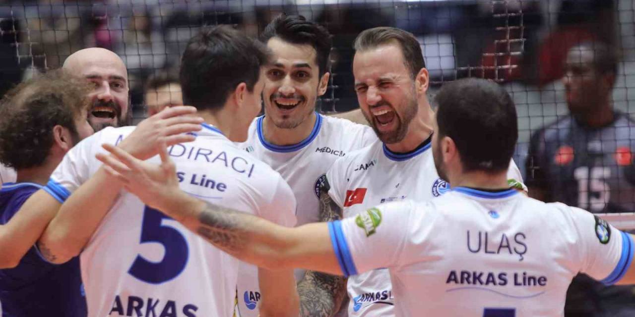 Kupa Voley: Arkas Spor: 3 - Ziraat Bankkart: 2