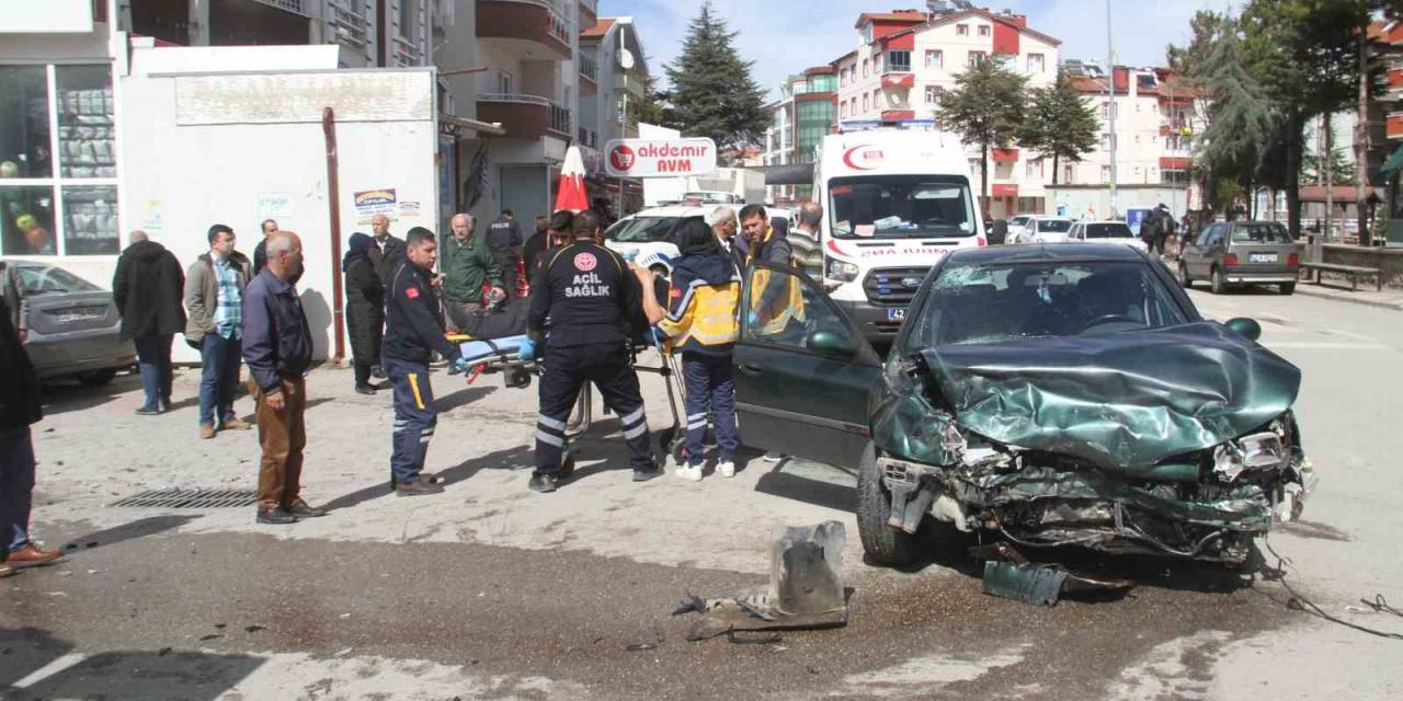 Konya’da 2 Otomobil Çarpıştı: 3 Yaralı