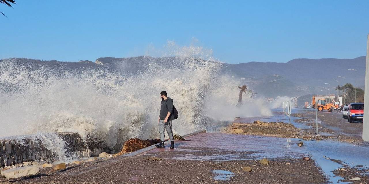 Karadeniz’de Fırtınanın Hızı 102 Kilometreyi Buldu: Dev Dalgalar Sahilleri Dövdü