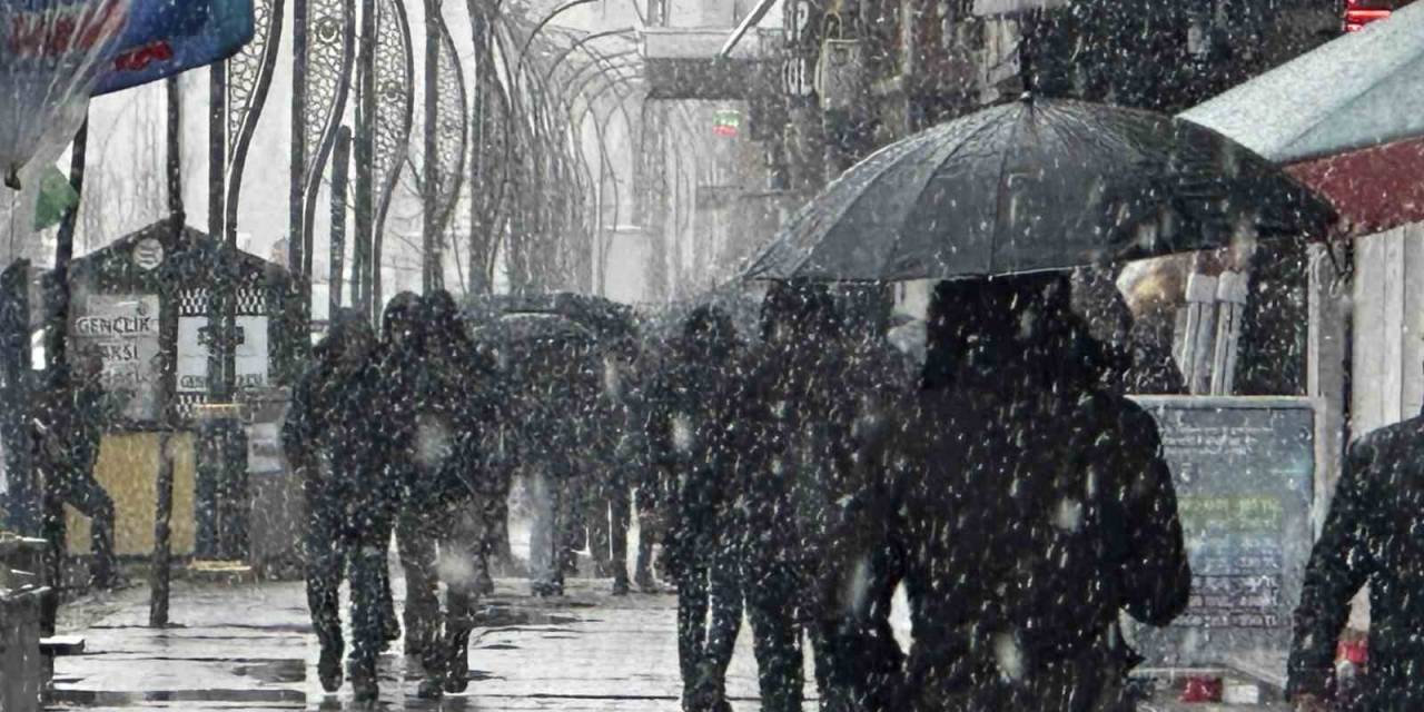 Yüksekova’da Yoğun Kar Yağışı