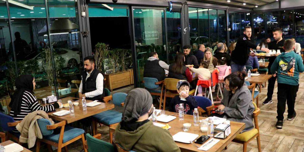 İftar Sonrası Tatlıcılara Akın Ediyorlar