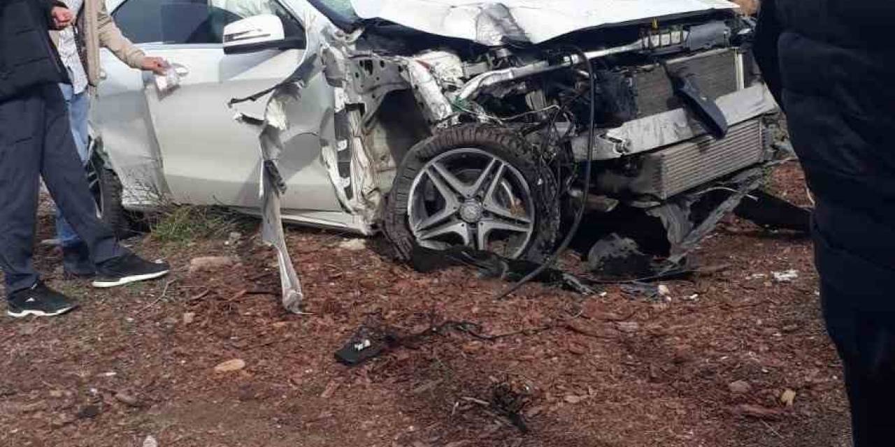 Aydınlatma Direğine Çarpan Lüks Otomobil Kullanılamaz Hale Geldi