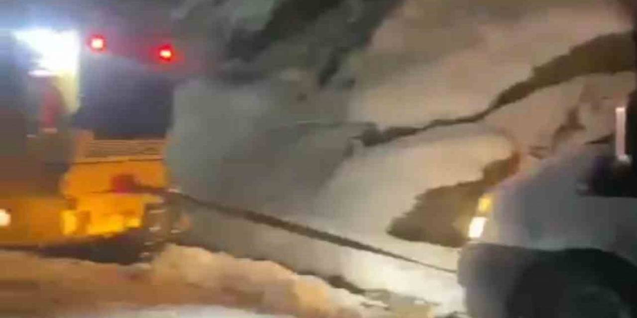 Bitlis’te İl Özel İdaresi Ekiplerinin Karla Mücadelesi Devam Ediyor