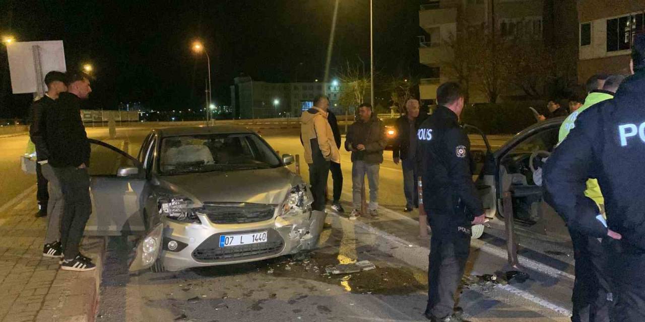 Karaman’da 2 Otomobil Kafa Kafaya Çarpıştı: 2 Yaralı