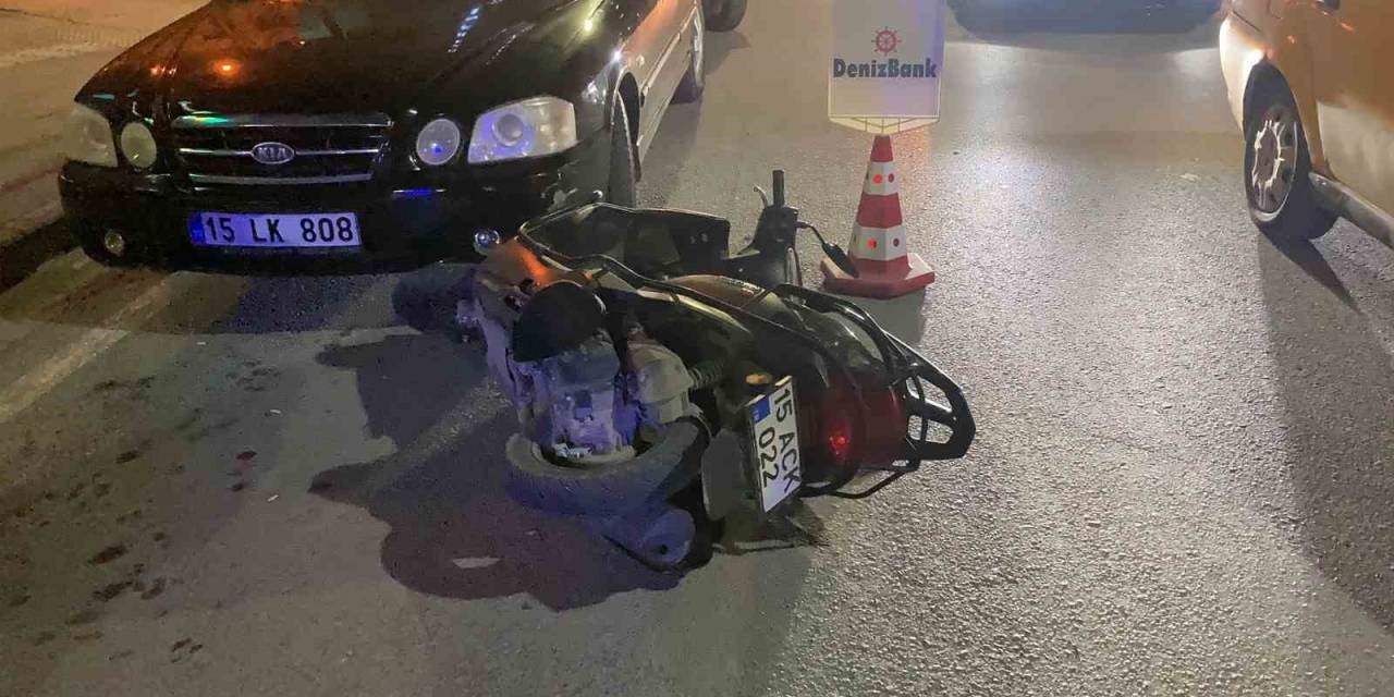 Burdur’da Otomobile Çarpıp Sürüklenen Motosikletli Genç Ağır Yaralandı