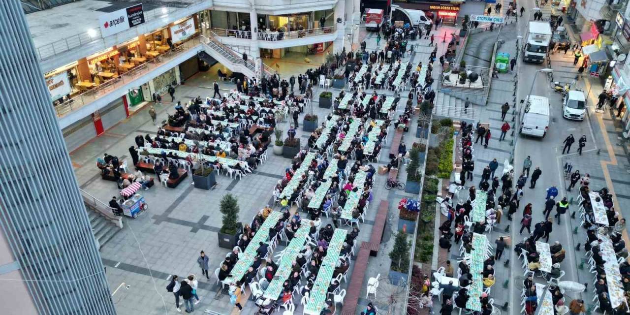 İzmitliler Belediye Meydanında Buluştu