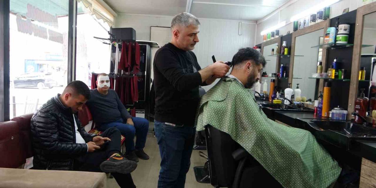 Depremde İş Yeri Yıkılan 40 Yıllık Berber Mesleğini Konteynerde Sürdürüyor