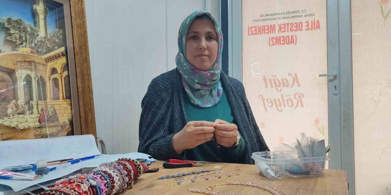 Enkaz Altında Kalan Depremzede Kadın, Yaptığı Ürünlerle Geçimini Sağlıyor