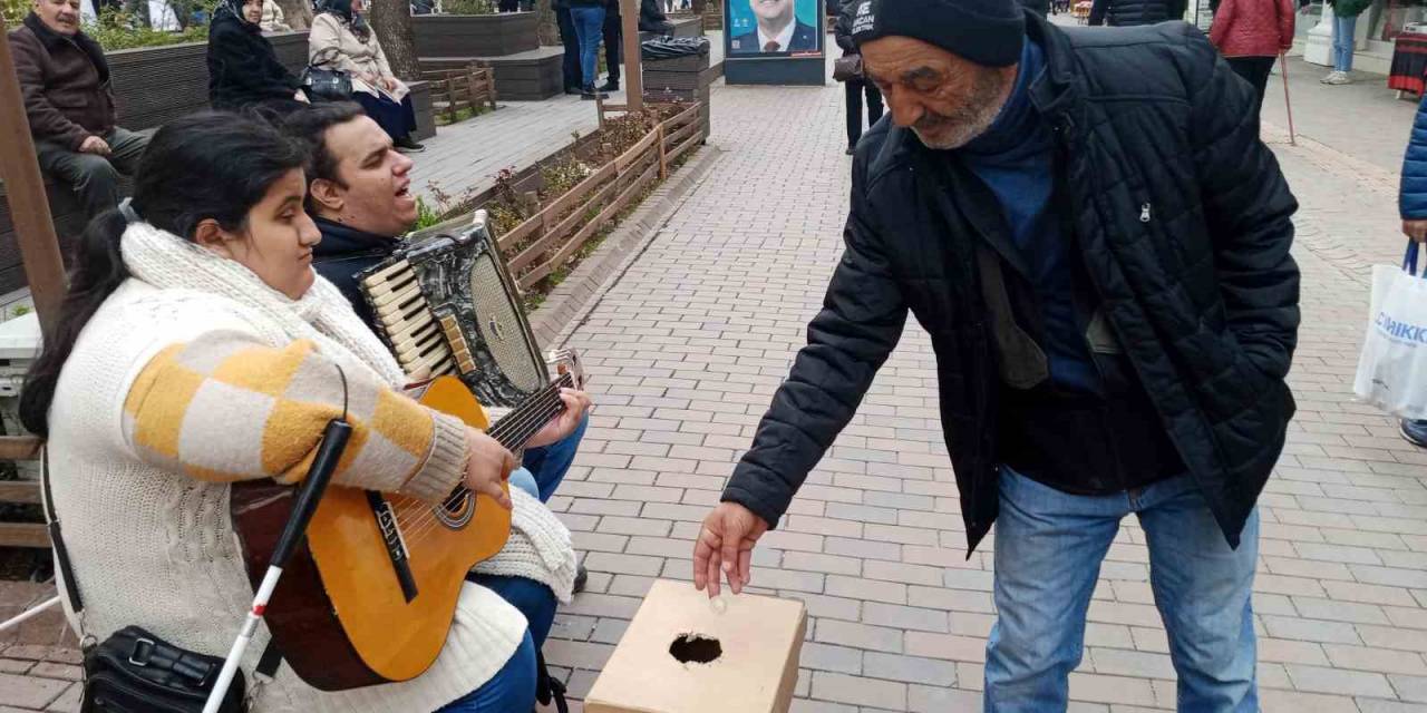 Engelli Sokak Müzisyenleri İlgi Topladı