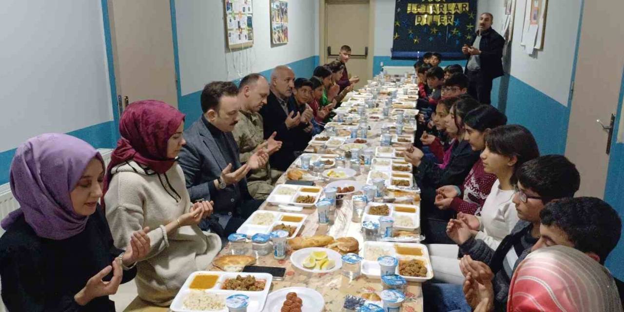 Kaymakam Bayram Ve Eşi Öğrencilerle İftar Yaptı