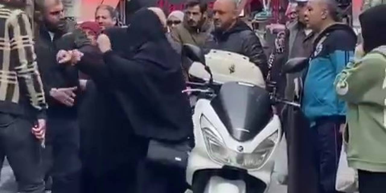 Fatih’te Çarşaflı Kadın Böyle Darbedildi, Çevredekiler Film İzler Gibi İzledi