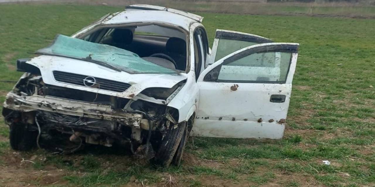 Sivas’ta Yoldan Çıkan Otomobil Takla Attı: 3 Yaralı