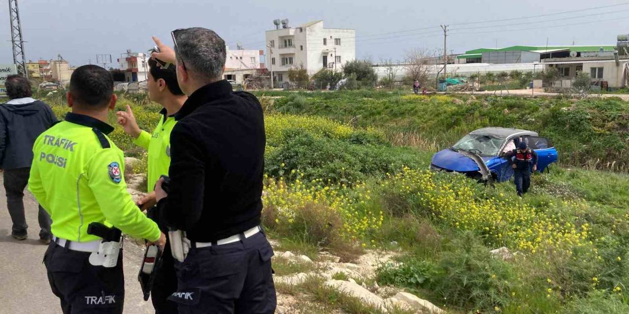 Ağaca Çarpan Otomobil Kanala Düşmekten Son Anda Kurtuldu: 2 Yaralı