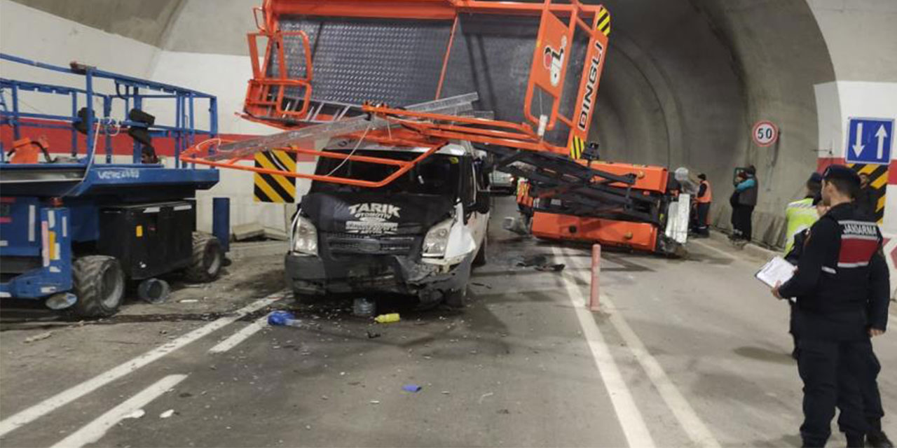 Artvin’de Yolcu Minibüsü Tünel İçinde Kaza Yaptı: 7 Yaralı