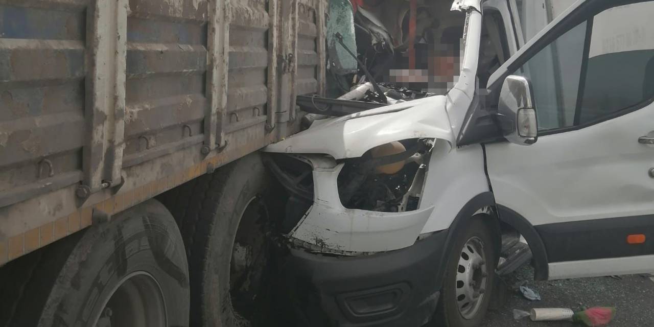 Tıra Arkadan Çarpan Kamyonetin Sürücüsü Hayatını Kaybetti