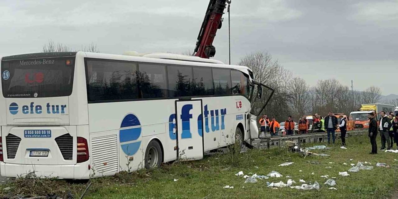 Tırla Çarpışan Otobüs Refüje Çıktı: 1’i Ağır 15 Yaralı