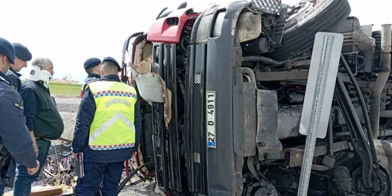 Konya’da Elma Yüklü Kamyon Devrildi: 2 Yaralı