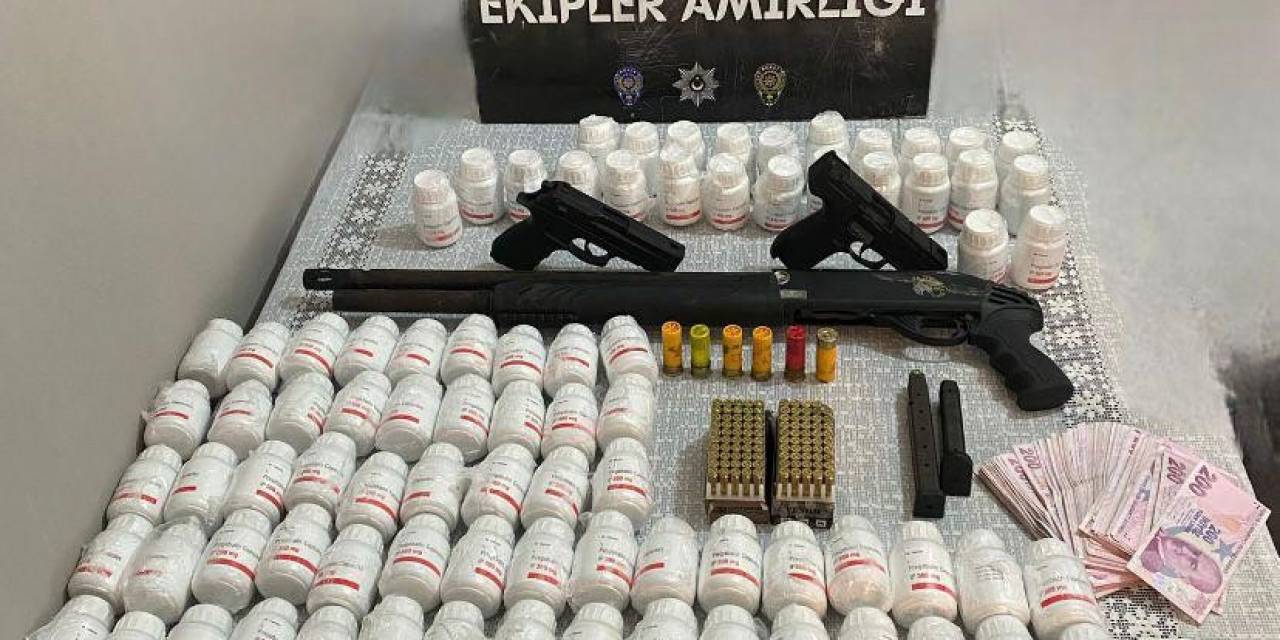 İzmir’de Uyuşturucu Operasyonu: 5 Bin 589 Sentetik Hap Ele Geçirildi