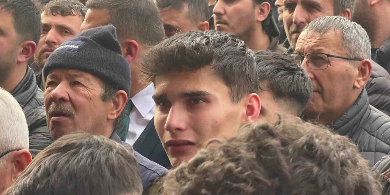 "Kız Meselesi" Kavgasında Ölen 16 Yaşındaki Genç Son Yolculuğuna Uğurlandı