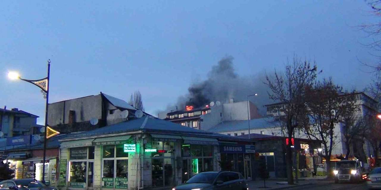 Kars’ta 4 Katlı Otelde Korkutan Yangın
