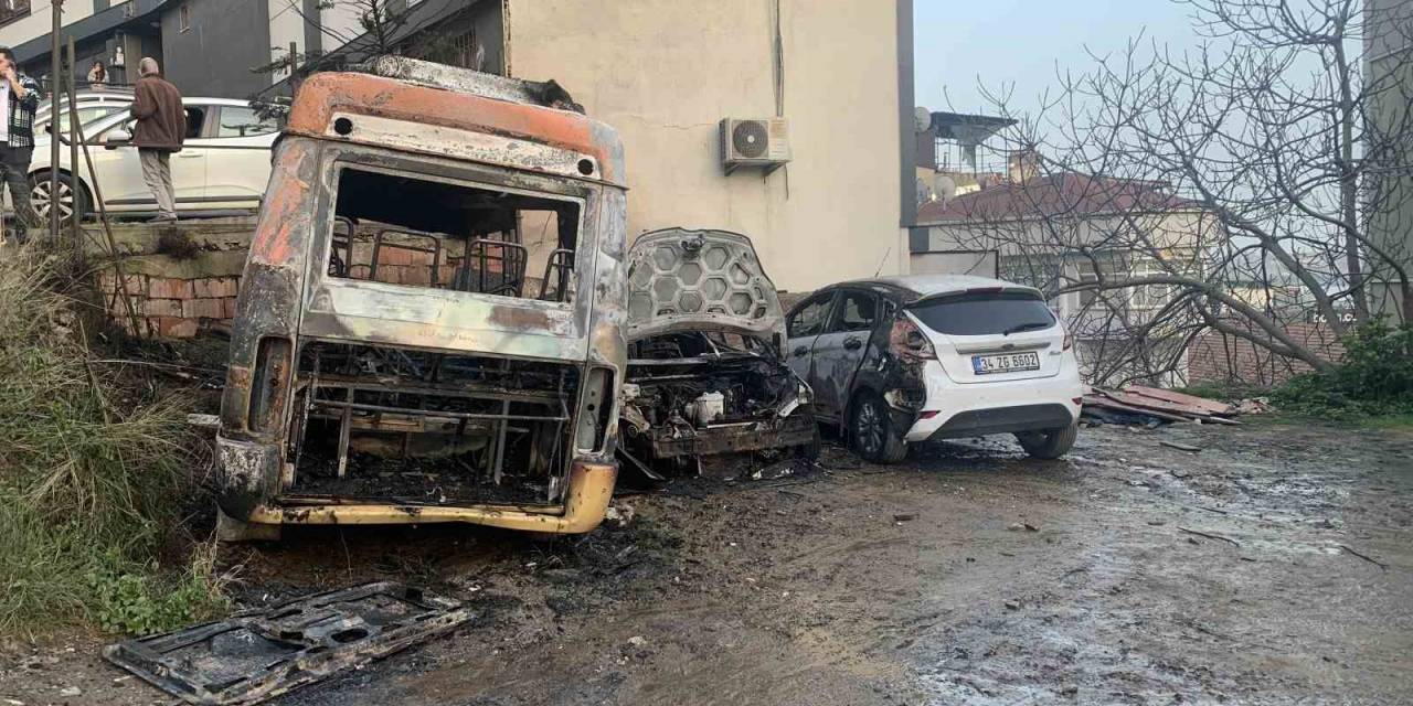 Beyoğlu’nda Park Halindeki 4 Araç Alev Alev Yandı