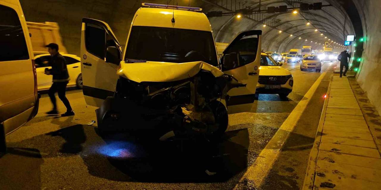 Hakim Ve Savcıları Taşıyan Servis Minibüsü Kaza Yaptı: 2 Kişi Hafif Şekilde Yaralandı