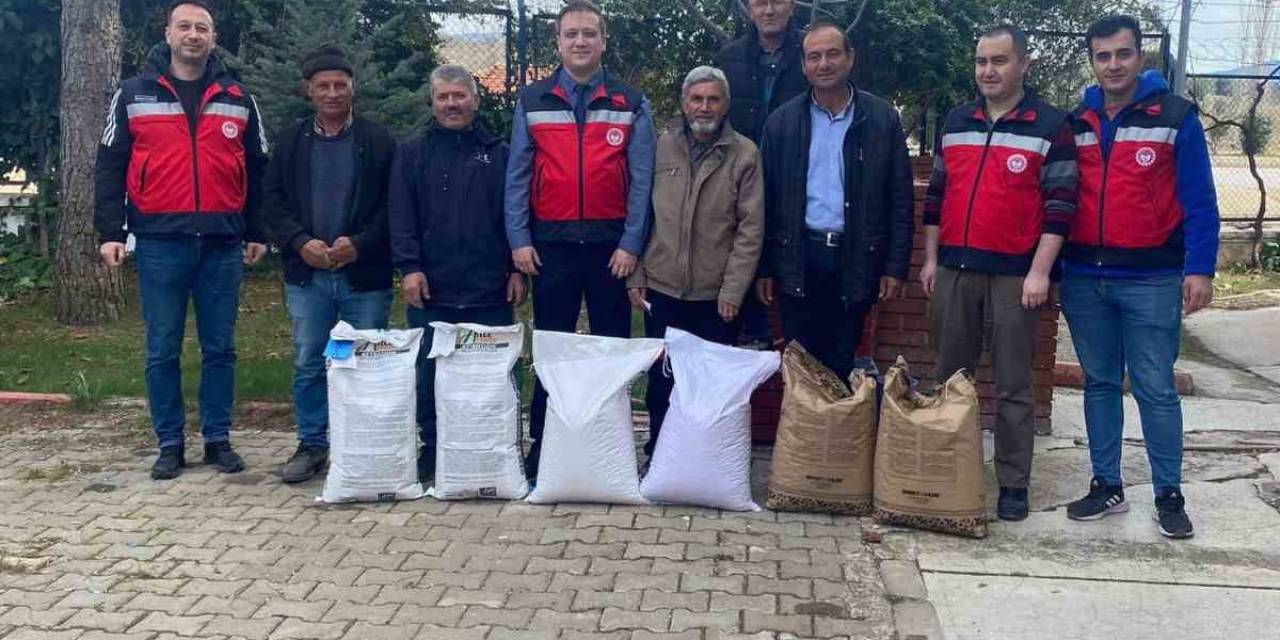 Gediz’de Hibe Destekli Tohumlar Çiftçilere Dağıtıldı