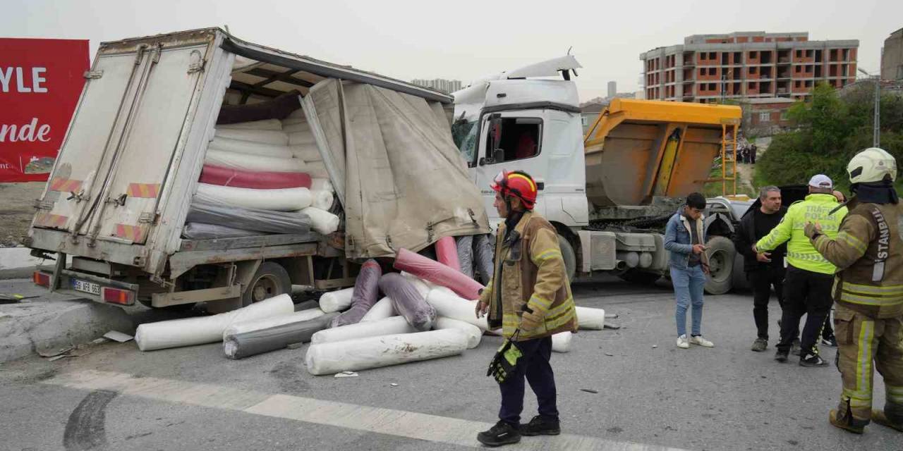 Başakşehir’de Freni Patlayan Yük Dolu Kamyonet Karşı Şeride Geçerek Hafriyat Kamyonu Ve Otomobile Çarptı