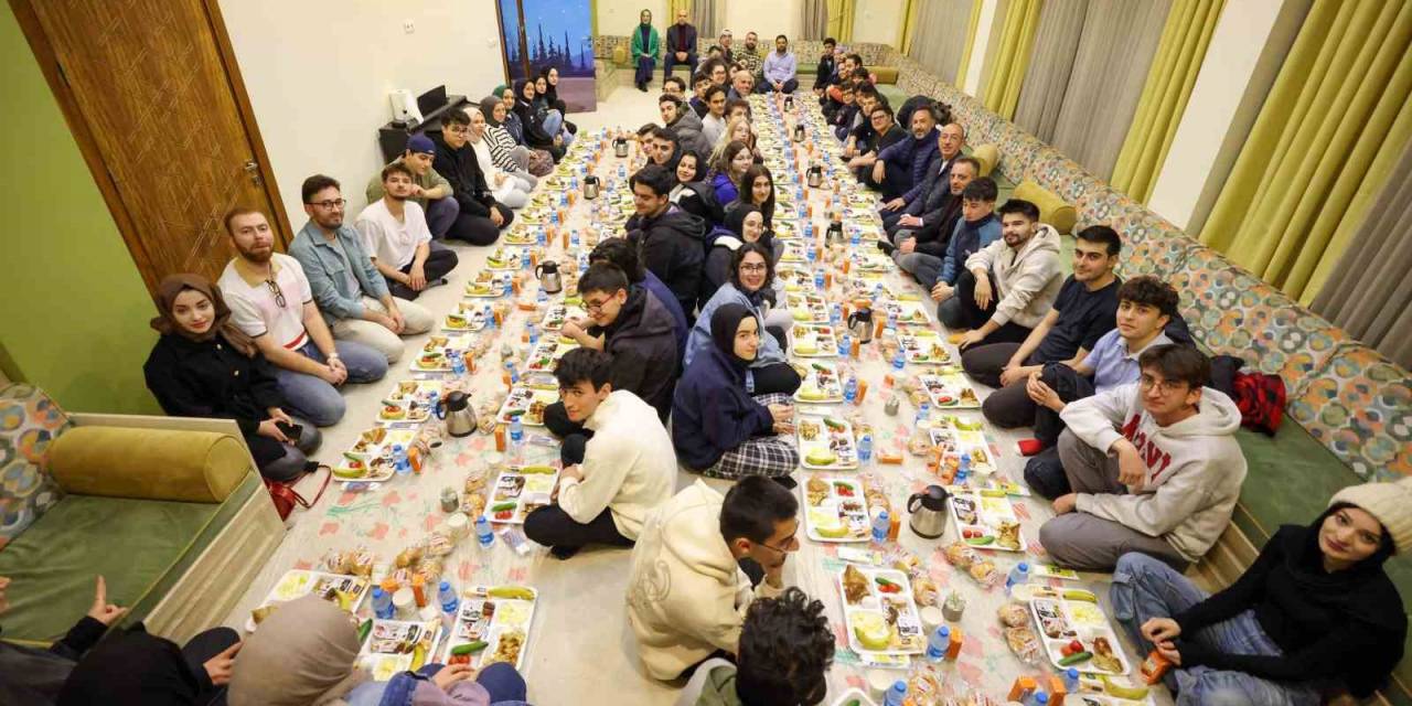 Milletvekili Özer Ve Başkan Kavuş Sahurda Gençlerle Buluştu