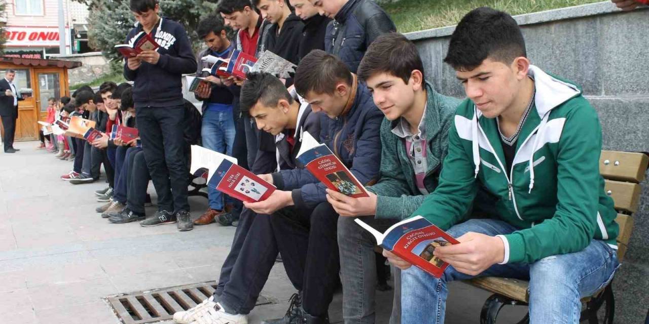 Akdağmadeni’nde Açık Havada Kitap Okuma Etkinliği Düzenlendi