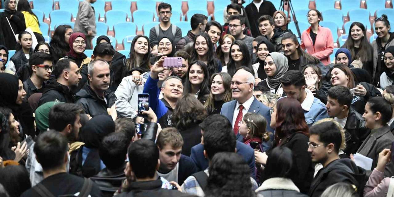 Türkiye’nin İlk Astronotu Gezeravcı Uşak’ta Gençlerle Buluştu