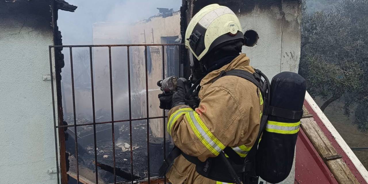 Erdek’te Zeytinliğin İçindeki Evde Yangın Çıktı
