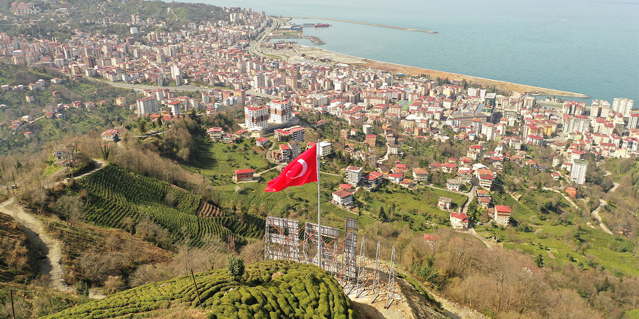 Rize Belediyesi Şehrin Zirvesine Türk Bayrağı ve Rize Yazısı Yerleştiriyor