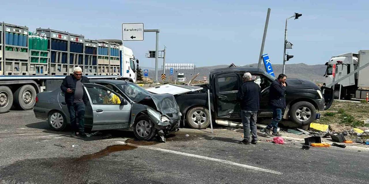 Kırıkkale’de Otomobil İle Pikap Çarpıştı: 3 Yaralı