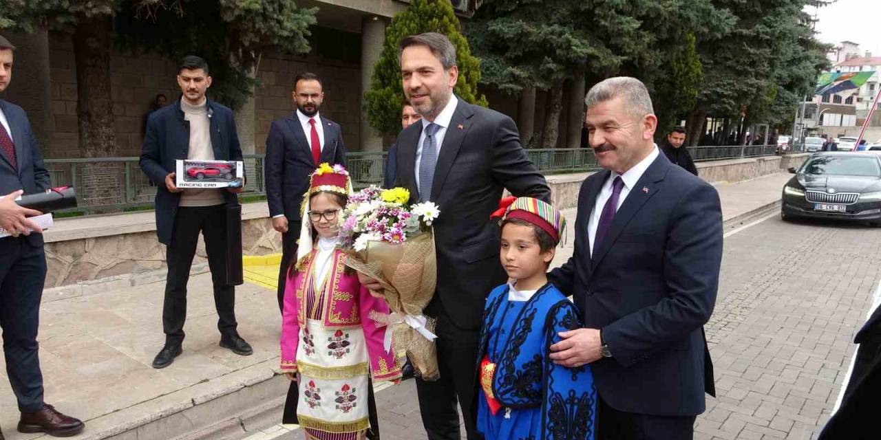 Bakan Bayraktar, Uşak’ta Esnafı Ziyaret Etti