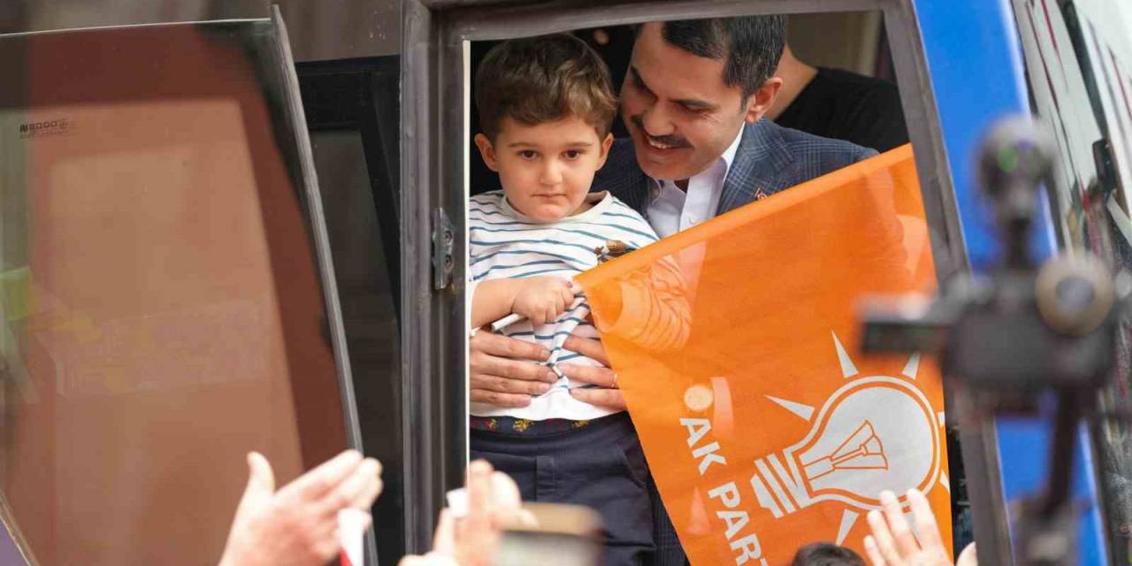 Ak Parti İbb Başkan Adayı Kurum Otobüs İle Gezerek Vatandaşları Selamladı